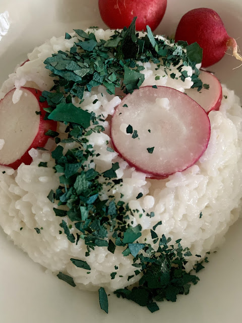 Frühlingsfeiner Basmati-Reis mit Spirulina-Flocken #Rezept #glutenfrei #vegan, Algenmarkt, Algen, pflanzlich, Radieschen, schnell, einfach