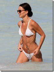 Gabrielle-Anwar-White-Bikini-Pictures-In-Miami-At-The-Beach-15