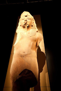 Imagen: La estatua (segunda) del Museo Egipcio de El Cairo durante su exposición en 2019 en París.