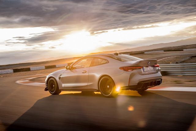 2023 BMW M4 CSL - the roof, the hood, the boot lid, and the center console are made of CFRP - Carbon-Fiber-Reinforced Plastic. This feature saves 11 kg.