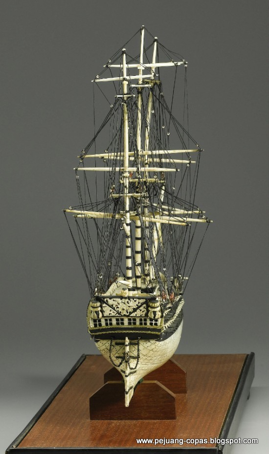  Model kapal layar  yang terbuat dari tulang manusia Zaman 