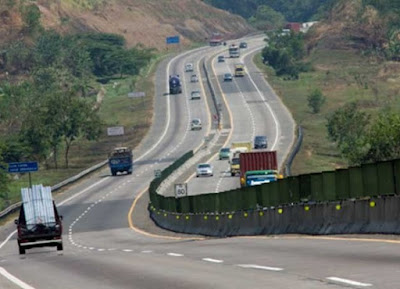 Truk Bermuatan Pasir Batu Habis di Lalap Si Jago Merah di Tol Cipularang