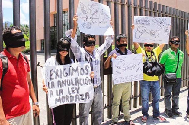 Economía/Protestan periodistas por Ley mordaza en Sinaloa