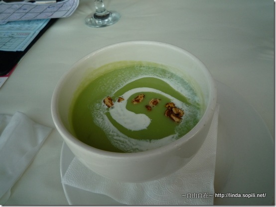 蘆筍濃湯-帶有點牧草味,內有蟹肉條...味道含溫順的,不像是蘆筍濃湯