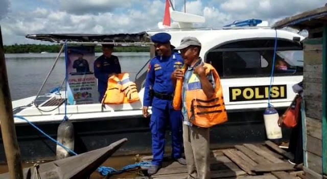 Peduli Terhadap Perjuangan Tenaga Pendidik, Ditpolairud Bagikan Life Jacket Kepada Guru Sekolah