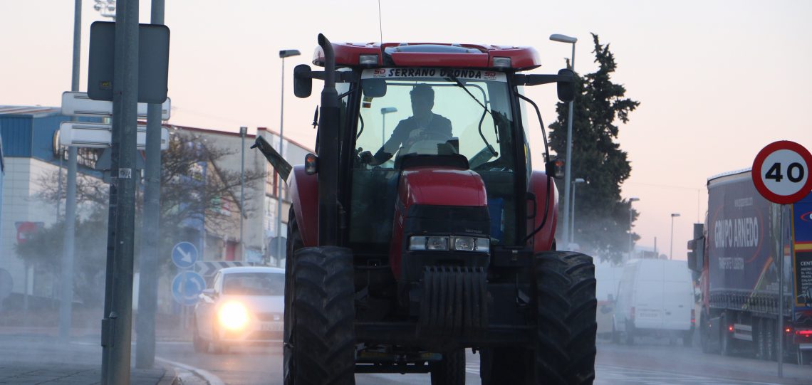 El Ayuntamiento agradece la colaboración de los agricultores en la desinfección de las calles