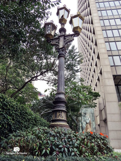 Perspectiva inferior do Poste ornamental do Edifício Paulista 1000 - Bela Vista - São Paulo