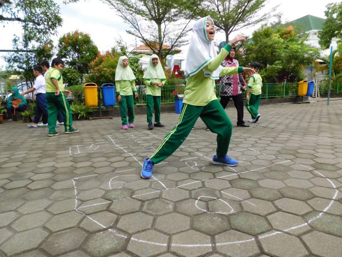 5 permainan Zaman dulu ini bisa bikin nostalgia, nomor 5 sekarang sudah - 5 Permainan Tradisional Dalam Bahasa Sunda