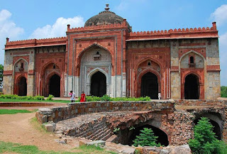 Qila Kuhna Masjid