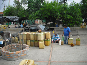 Locals dealing in oil on the Colombian-Venezuelan border