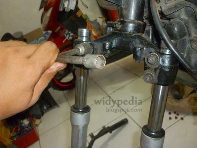 Menurunkan Tinggi Shock Depan Jupiter MX Seputar Sepeda 