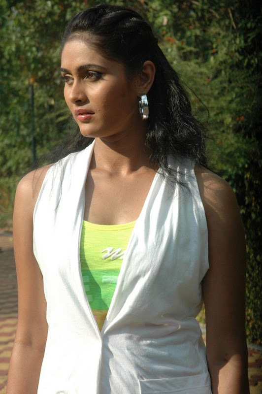 Ratnagiri Desi Girls Biyanka Cute PhotosPicture Stills cleavage