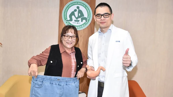 ▲黃老師（圖左）選擇彰基醫學中心「內視鏡縮胃手術」，成功讓她重拾健康與自信。（彰基醫院提供）