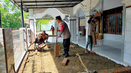 Bhabinkamtibmas Polsek Krangkeng Ikut Gotong Royong Renovasi Masjid