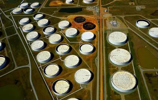 Oil prices fall in volatile trading amid fears of recession