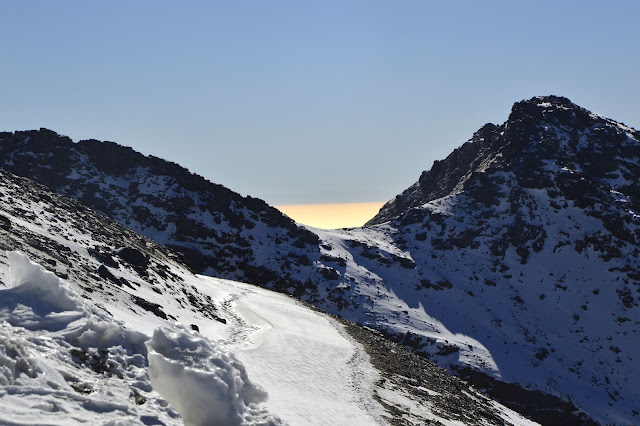 Droga na szczyt Pico Veleta w Sierra Nevada w śniegu i przy mocnym wietrze + informacje praktyczne