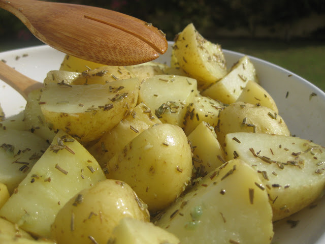 Patatas con romero y ajo en microondas