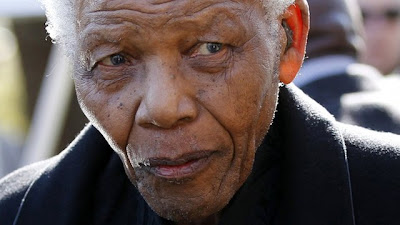 El ex presidente sudafricano Nelson Mandela, de 93 años, fue hospitalizado el sábado por un padecimiento en el estómago