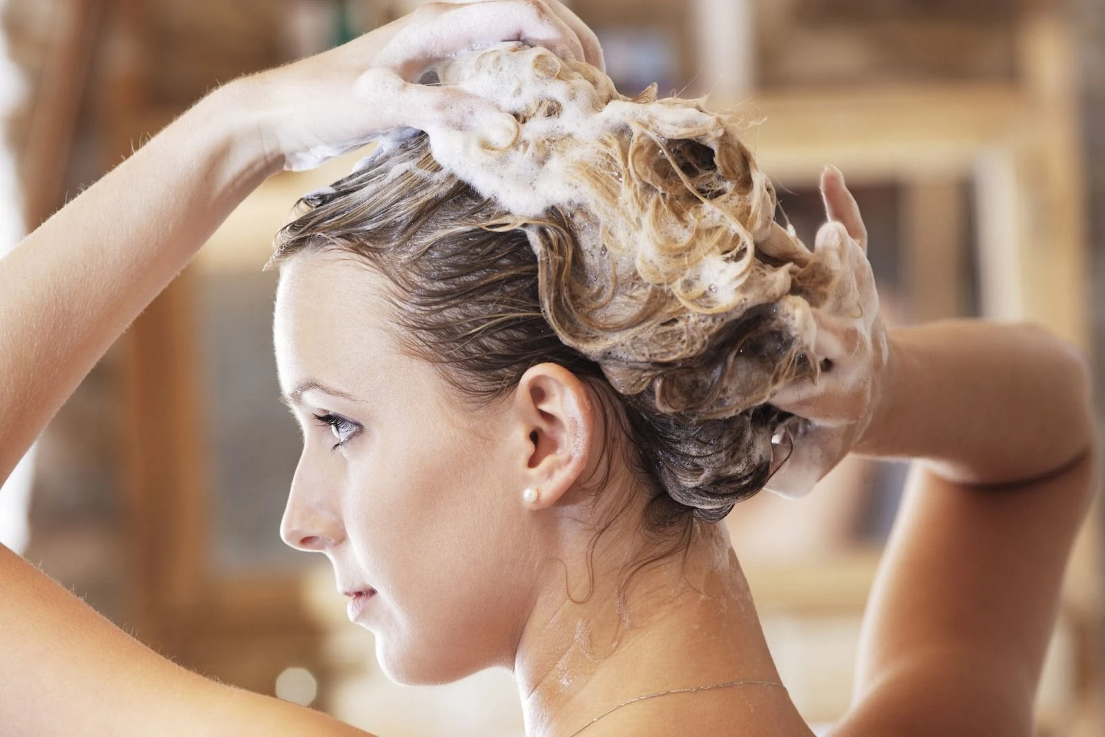 بعد تصفيف شعرك أو تركه يجف في الهواء ، قد ترغب في إضافة القليل من الرطوبة مرة أخرى. أيضًا في الأيام التي لا تغسل فيها شعرك ، قد تستفيد خيوطك من زيادة الرطوبة