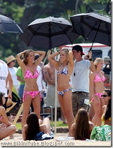 laura-vandervoort-bikini-4