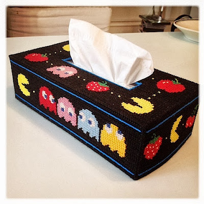 Korssting. Broderet cover til kleenex kasse, lavet af plastik kanvas. Computerspil, Pacman. Cross stitch embroidered tissue box cover with Pacman theme. Plastic canvas.