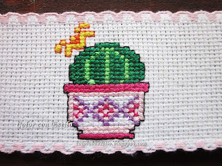 Macetero con cactus floreciendo bordado en punto de cruz