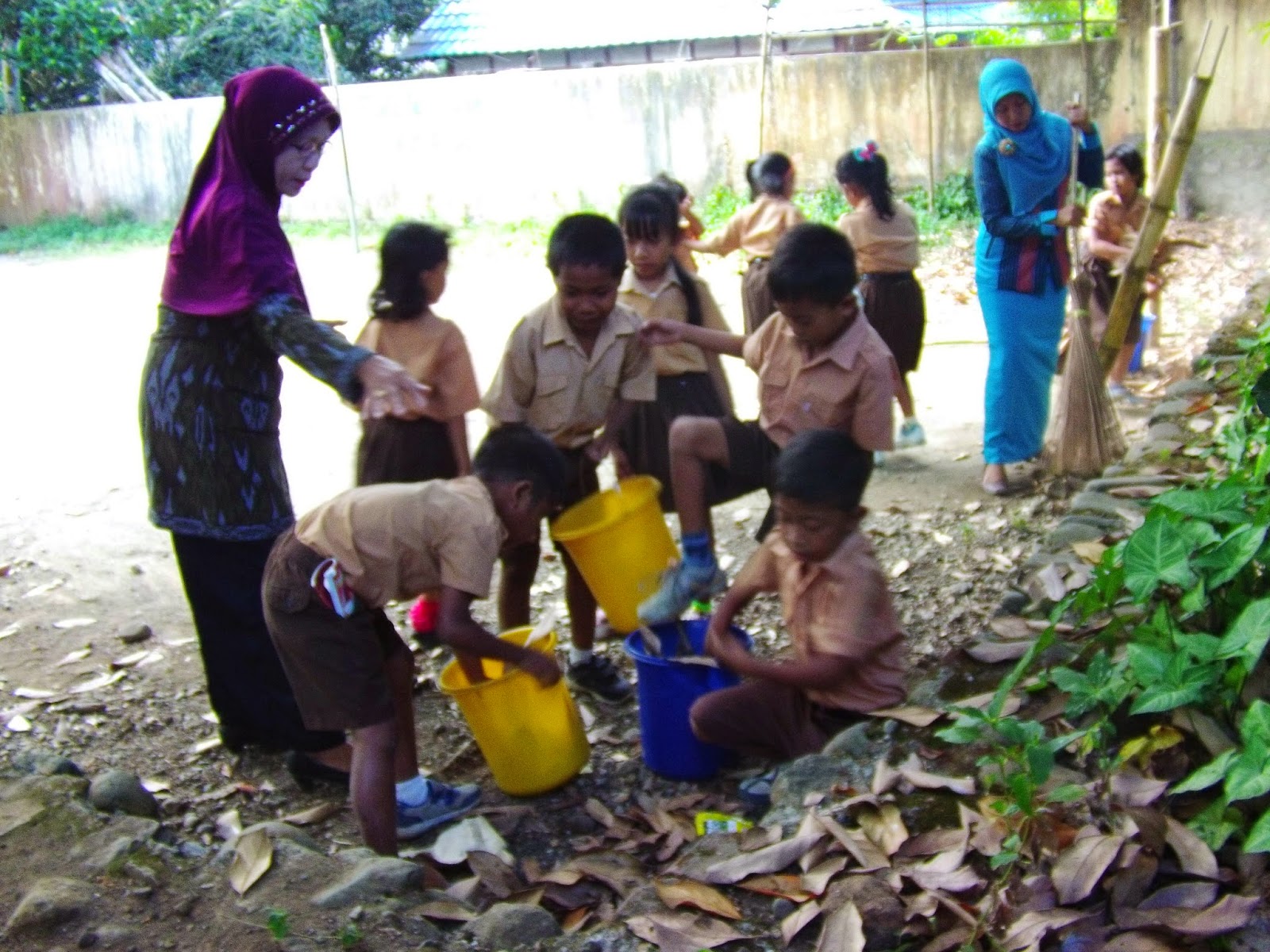 LLPSS Ajarkan Siswa Peduli Hidup Bersih ~ Kampung Media 