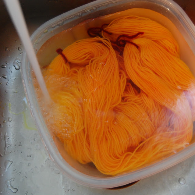 how to hand dye yarn at home with food color