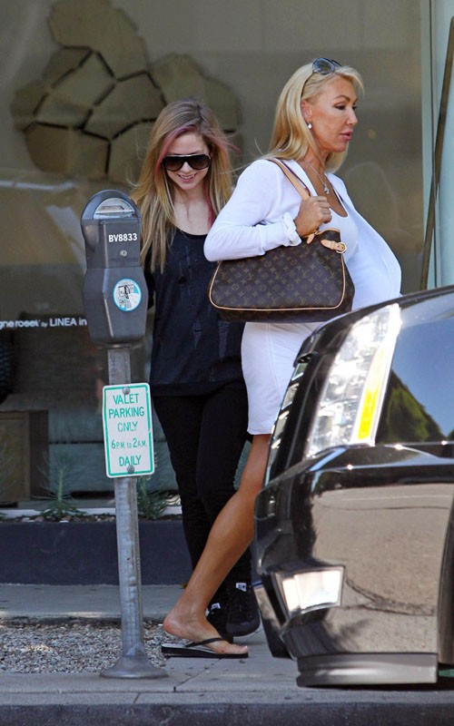 Avril Lavigne Spending Time with Brody's Mom CELEB PAPARAZZI SHOT