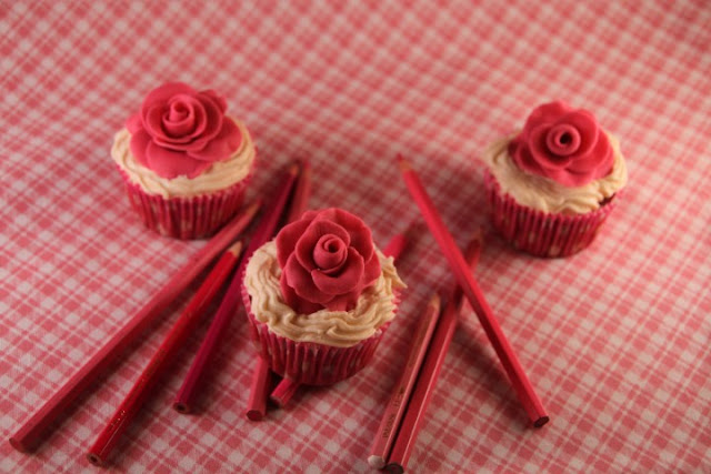 cupcakes-de-frutas-del-bosque, receta-san-valentin, berries-cupcakes, rosa-de-fondant