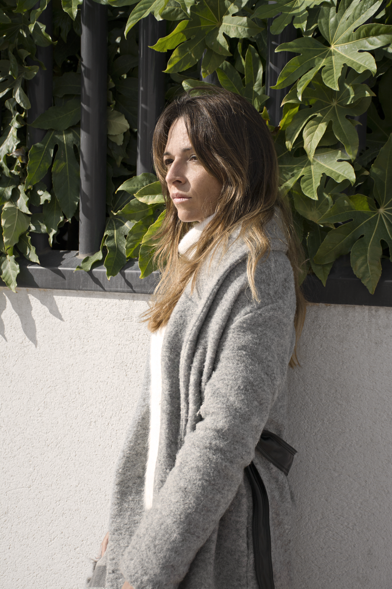 LOOK DE INVIERNO: ABRIGO OVERSIZE GRIS + JERSEY SUAVE + BOTINES DE PIEL