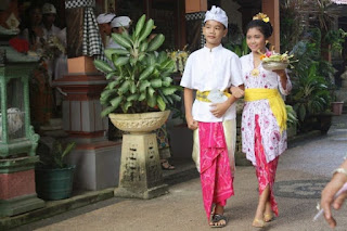 34 Pakaian Adat Tradisional Seluruh Indonesia, Gambar dan Penjelasan