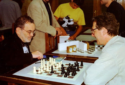 Fernando Arrabal jugando una partida amistosa con Miguel Ángel Nepomuceno