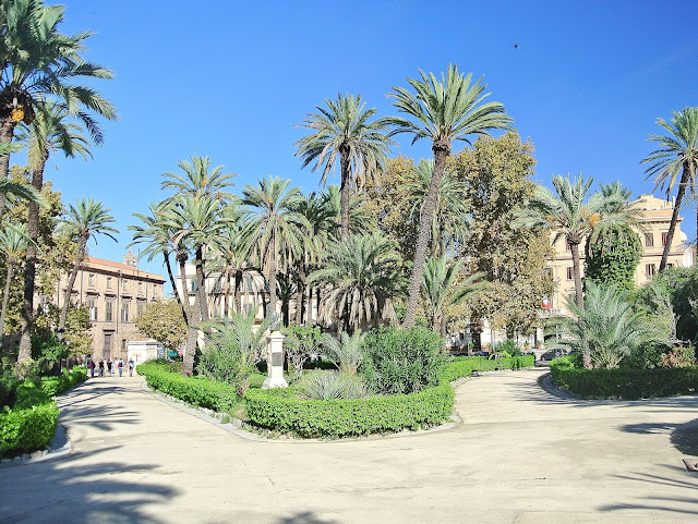 Park koło katedry w Palermo, Sycylia, Włochy
