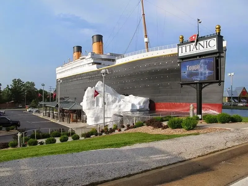 Museo del Titanic Branson, Estados Unidos, forma de barco, replica, por dentro, objetos, precio entrada, donde queda, horarios, dirección, fotos