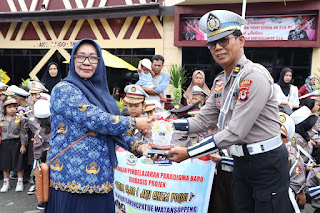 Satlantas Polres Soppeng Diganjar Plakat Outing Class dari Perwakilan Guru TKN Lamungpatue 