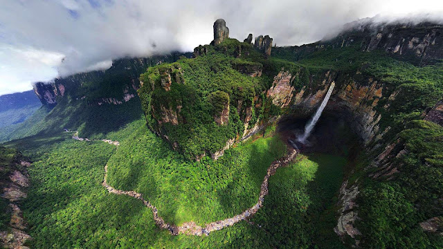 Afbeelding van de Dragon Falls in Venezuela