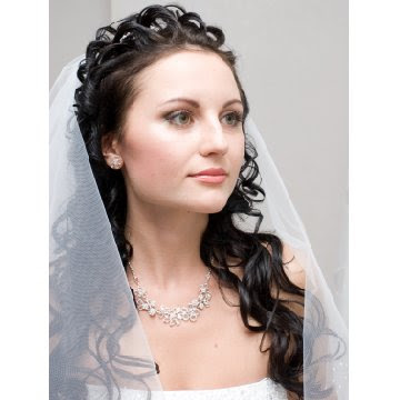 Look at this romantic wedding hairstyle for long hair