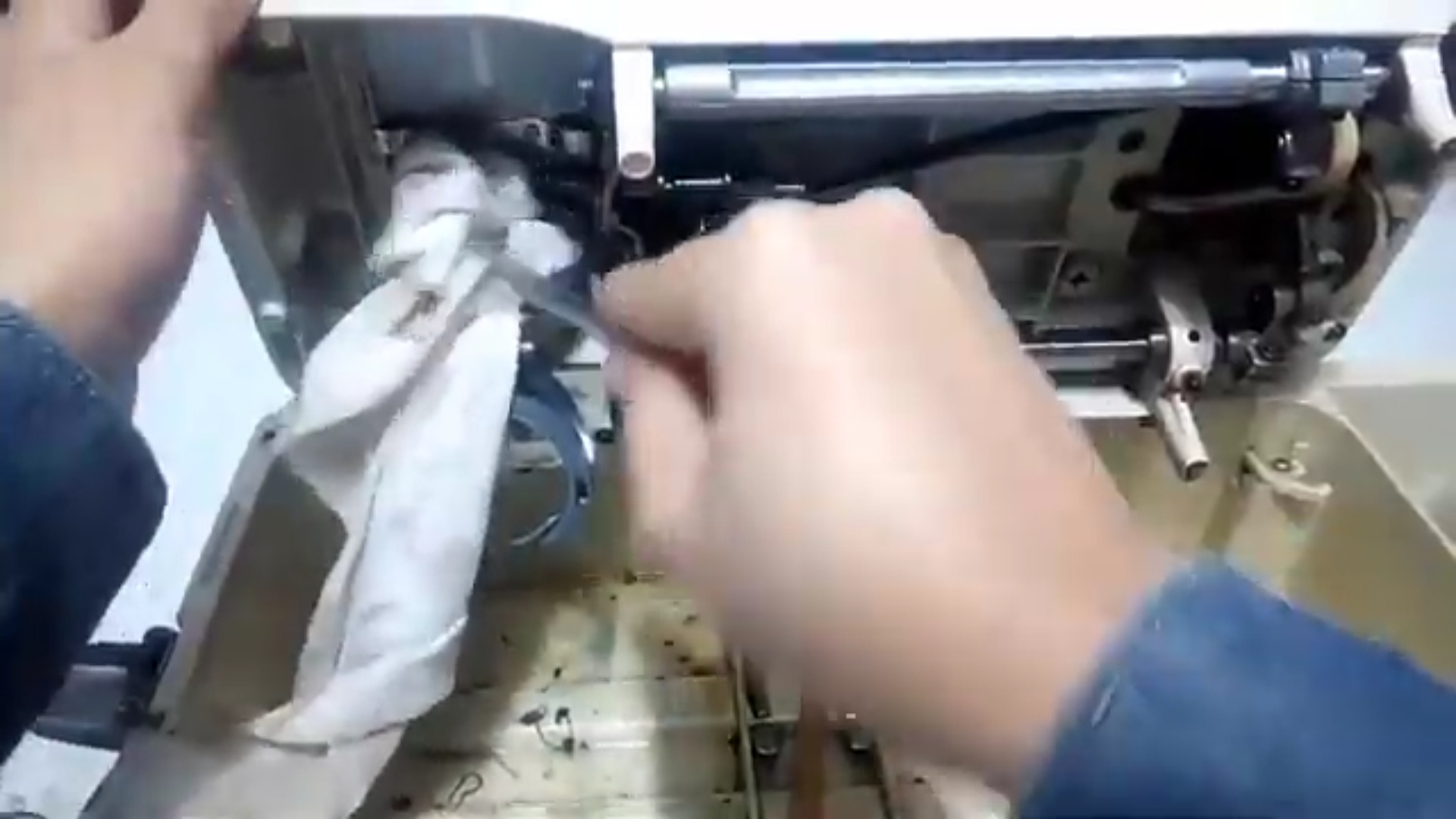 كيفية تنظيف وتزييت ماكينة الخياطة