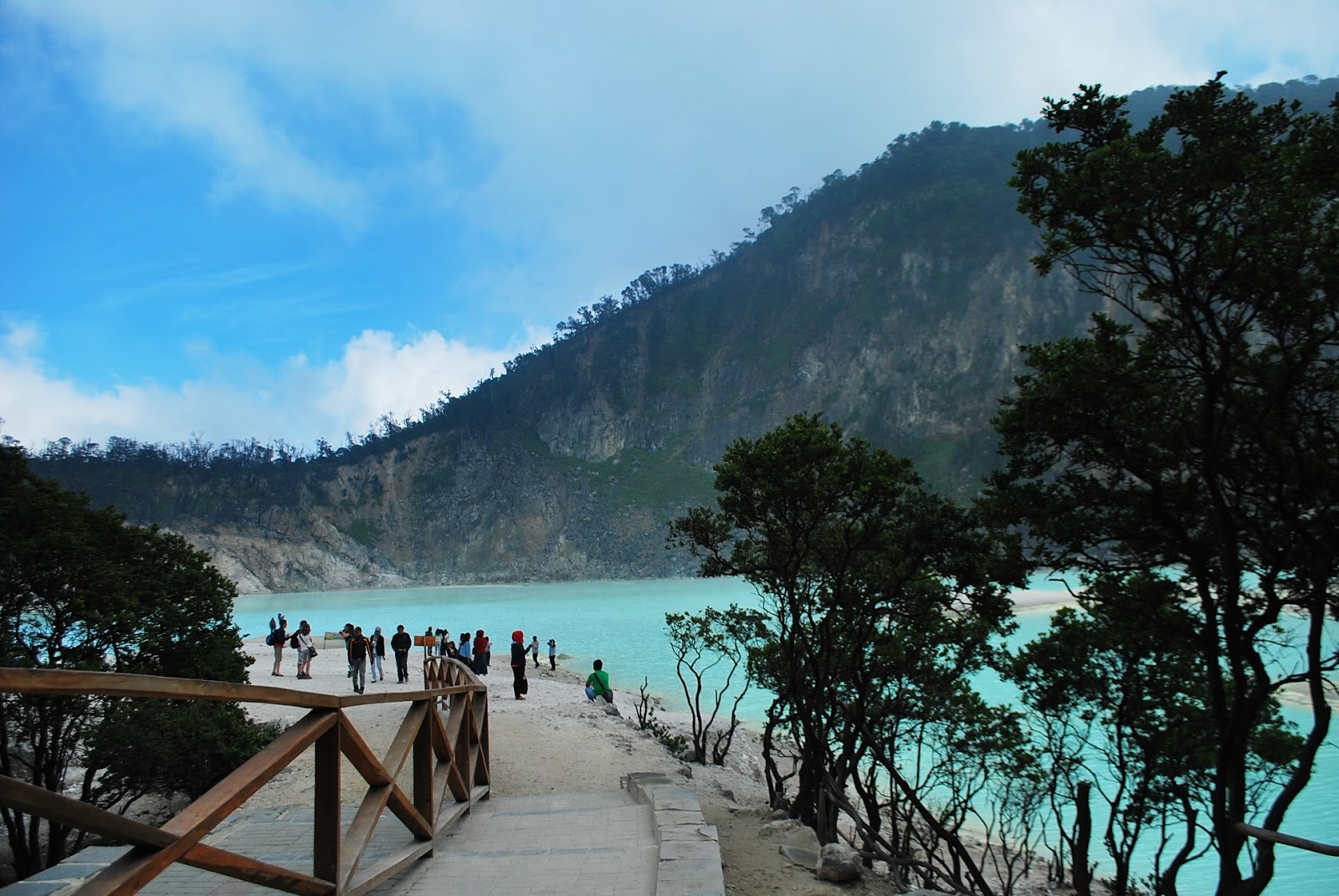 Wisata kawah putih ciwidey bandung yang sangat indah 