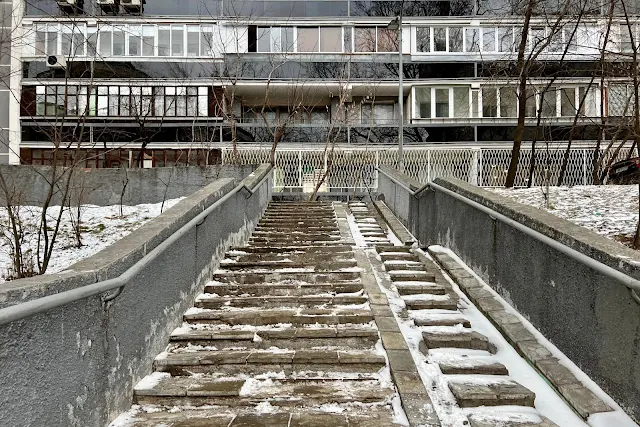 Гончарная набережная, дворы, жилой дом 1973 года постройки, лестница
