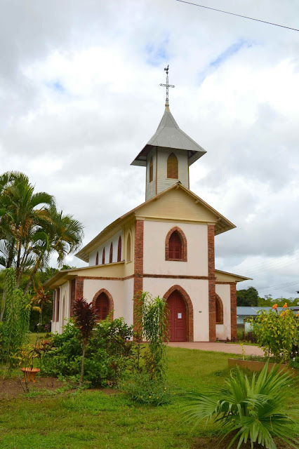 Guyane, Cacao, Montsinnery, chute de Fourgassier, Roura, marathon de l'espace, Kourou, église, plage des rôche, oiseaux, iguane, plage, pluie tropicale