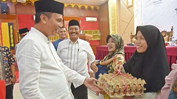 Disaksikan Wawako Mardison Mahyuddin, Wali Kota Genius Umar Serahkan Bantuan CSR PT.Telkom Kepada Anak Stunting