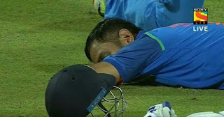 DHONI SLEEPING ON CRICKET GROUND