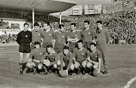 C. F. BARCELONA - Barcelona, España - Temporada 1960-61 - Ramallets, Foncho, Garay, Gracia, Vergés, Gensana y Rodri II (portero suplente); Suco, Kocsis, Eulogio Martínez, Evaristo y Villaverde - REAL SOCIEDAD DE SAN SEBASTIÁN 3 (Cacho, Gallástegui, Elizondo) C. F. BARCELONA 2 (Irulegui p.p., Villaverde) - 12/02/1961 - Liga de 1ª División, jornada 21 - San Sebastián, Guipúzcoa, estadio de Atocha