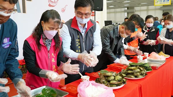 ▲鹿港好食節活動當天有草仔粿親子DIY、小農創意市集、紅龜粿與肉粽免費試吃品嚐。（記者林明佑攝）