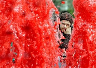 Foto Air Mancur Rumania Yang Berwarna Merah [ www.BlogApaAja.com ]