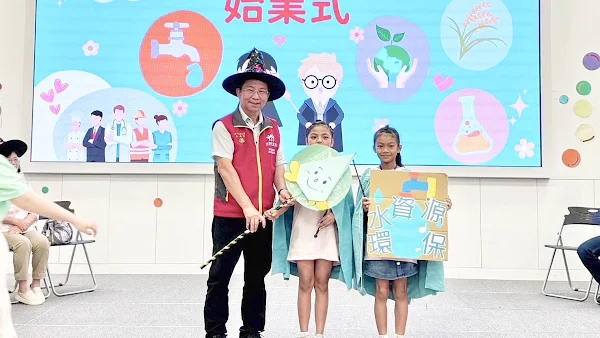 ▲彰化家扶後援團體彰化家扶扶幼委員會主委辜福榮將滿滿的元素能量注入魔杖中並授予五名各班代表，象徵家扶兒在暑期課輔班的七週時間裡將體驗豐富多元又快樂的課程學習。（彰化家扶中心提供 ）