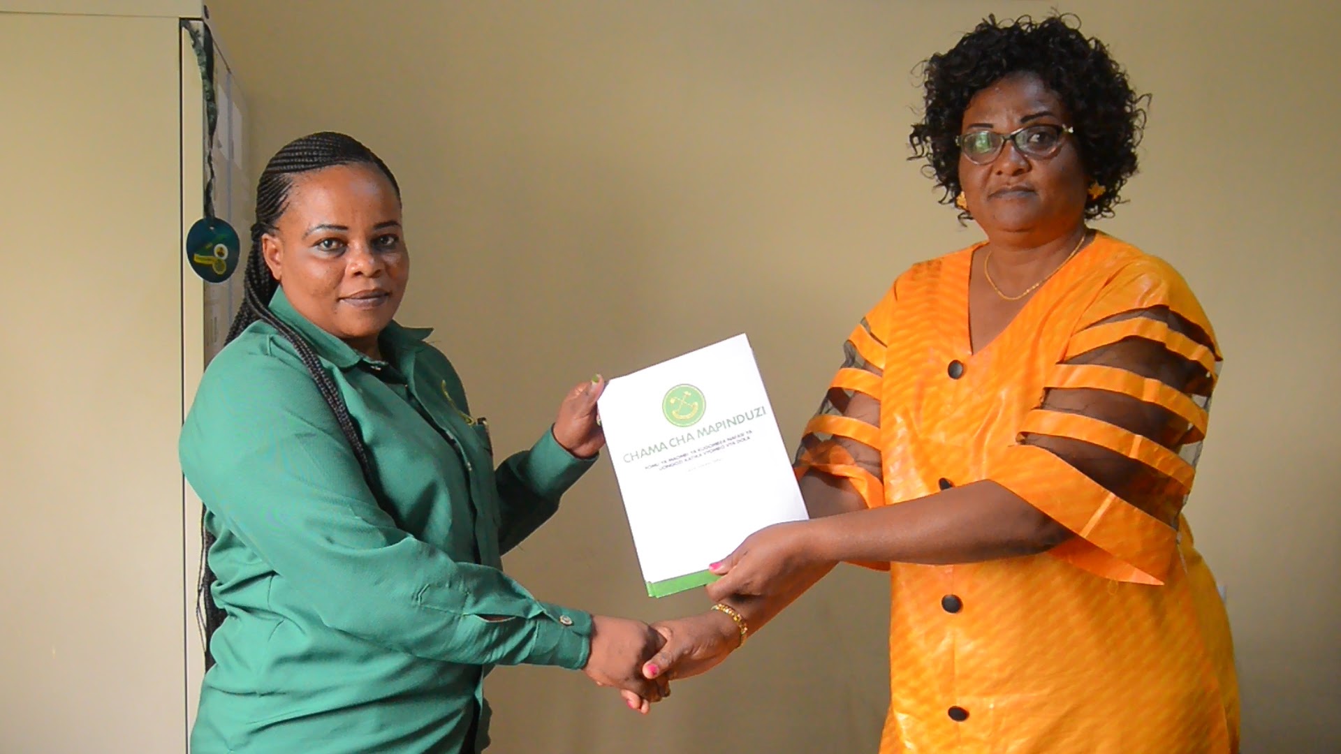 ESTER MOLLEL MWANAMKE PEKEE AJITOSA KUWANIA UBUNGE ARUMERU MAGHARIBI NI MSOMI WA TAALUMA YA UHASIBU 
