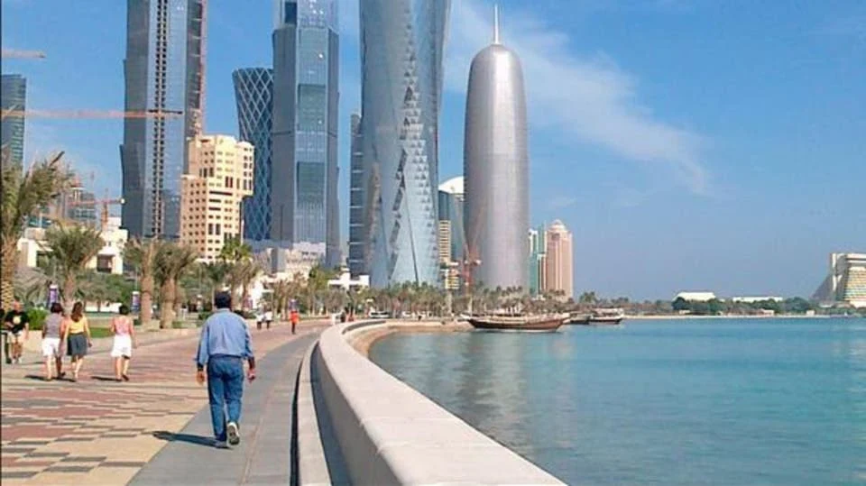 ومن بين القطاعات التي ترى الوكالة أن أداءها السلبي سيلقي بظلاله على البنوك القطرية هو القطاع العقاري في ضوء حقيقة أن الهبوط الذي يشهده القطاع العقاري والذي يتوقع أن يتراجع الطلب عليه خلال الفترة المقبلة مع القيود المفروضة على حركة السفر في سوق مشبعة بالأساس.  وتبلغ نسبة قروض القطاع العقاري من إجمالي محفظة القروض للبنوك القطرية نحو 24% في وقت تعتقد به وكالة التصنيف الائتماني أن نسبة التعرض أكبر من تلك النسبة.  وترى فيتش أن مدة السماح التي أقرها البنك المركزي القطري لسداد القروض والبالغة 6 أشهر قد يتم تمديدها، وهو الأمر الذي سيؤثر في نهاية المطاف على جودة القروض لدى القطاع المصرفي القطري.  ومن بين الأمور الأخرى التي ستلقي بظلالها على القطاع المصرفي القطري، هو قدرة تلك البنوك على الولوج إلى أسواق المال الدولية لإعادة تمويل الديون من تشديد أوضاع السيولة بالأسواق الخارجية على خلفية انتشار جائحة فيروس كورونا المستجد "كوفيد 19".